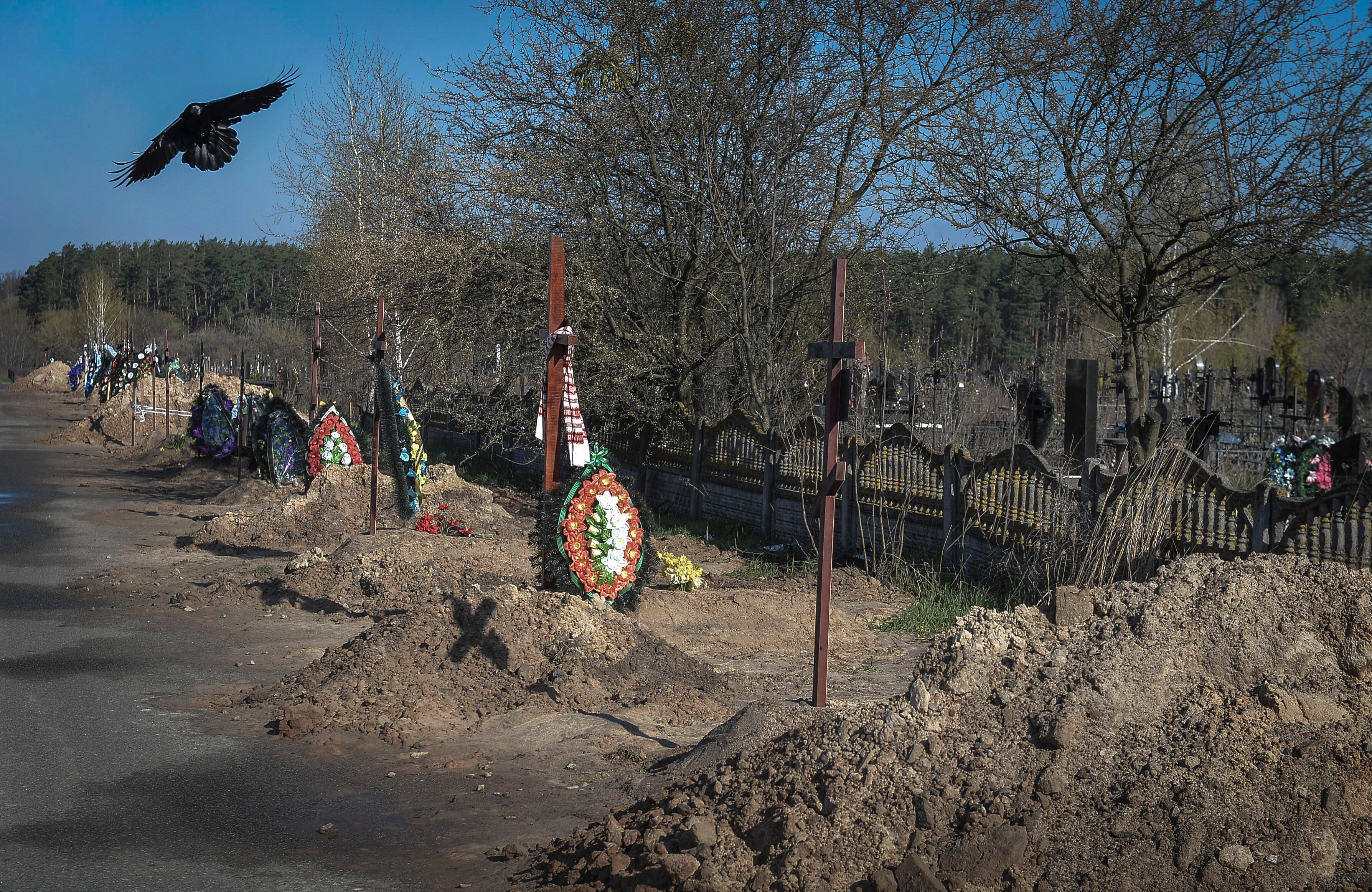 Las tumbas se multiplican en el cementerio de Bucha, Ucrania. EFE/EPA/ANDRII NESTERENKO 