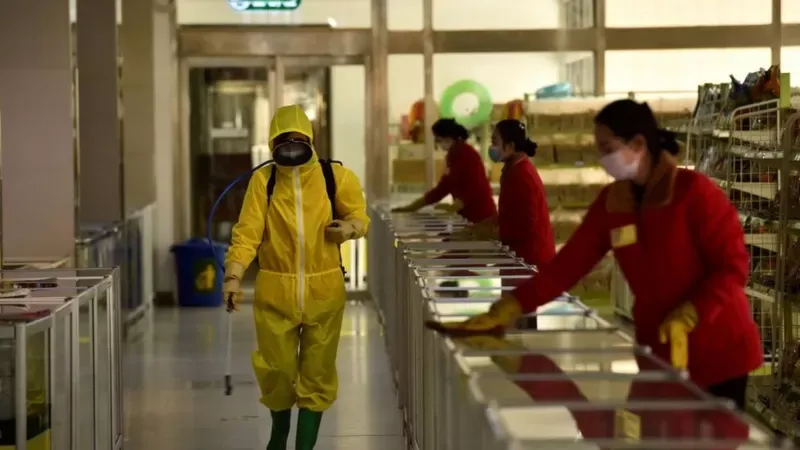 AFP En la capital Pyongyang se han intensificado los procesos de desinfección en los lugares públicos.
