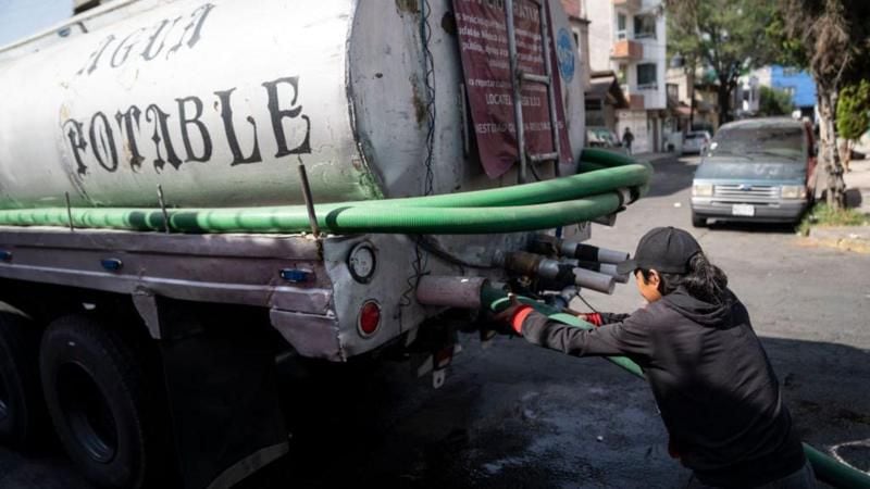 Muchos mexicanos dependen desde hace años del reparto de agua en camiones cisterna.