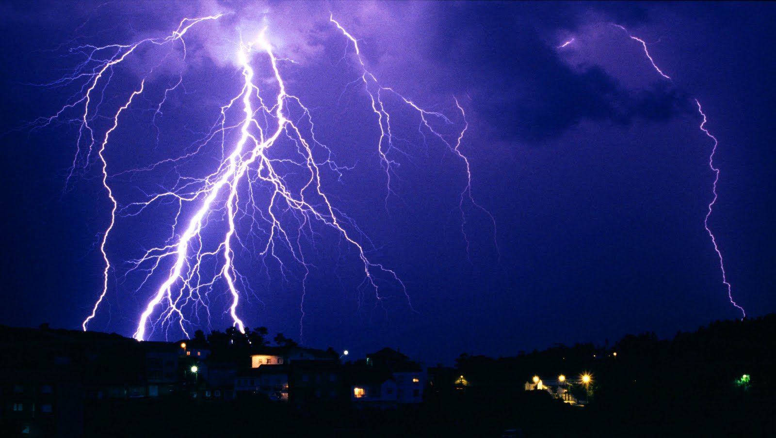 Qué es lo que más atrae a los rayos en una tormenta eléctrica