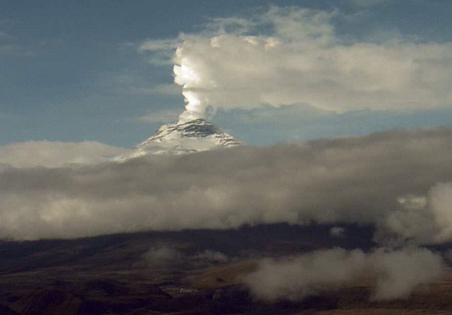 Volcán Cotopaxi emitió una columna de gases de 1.300 metros sobre el nivel de su cráter