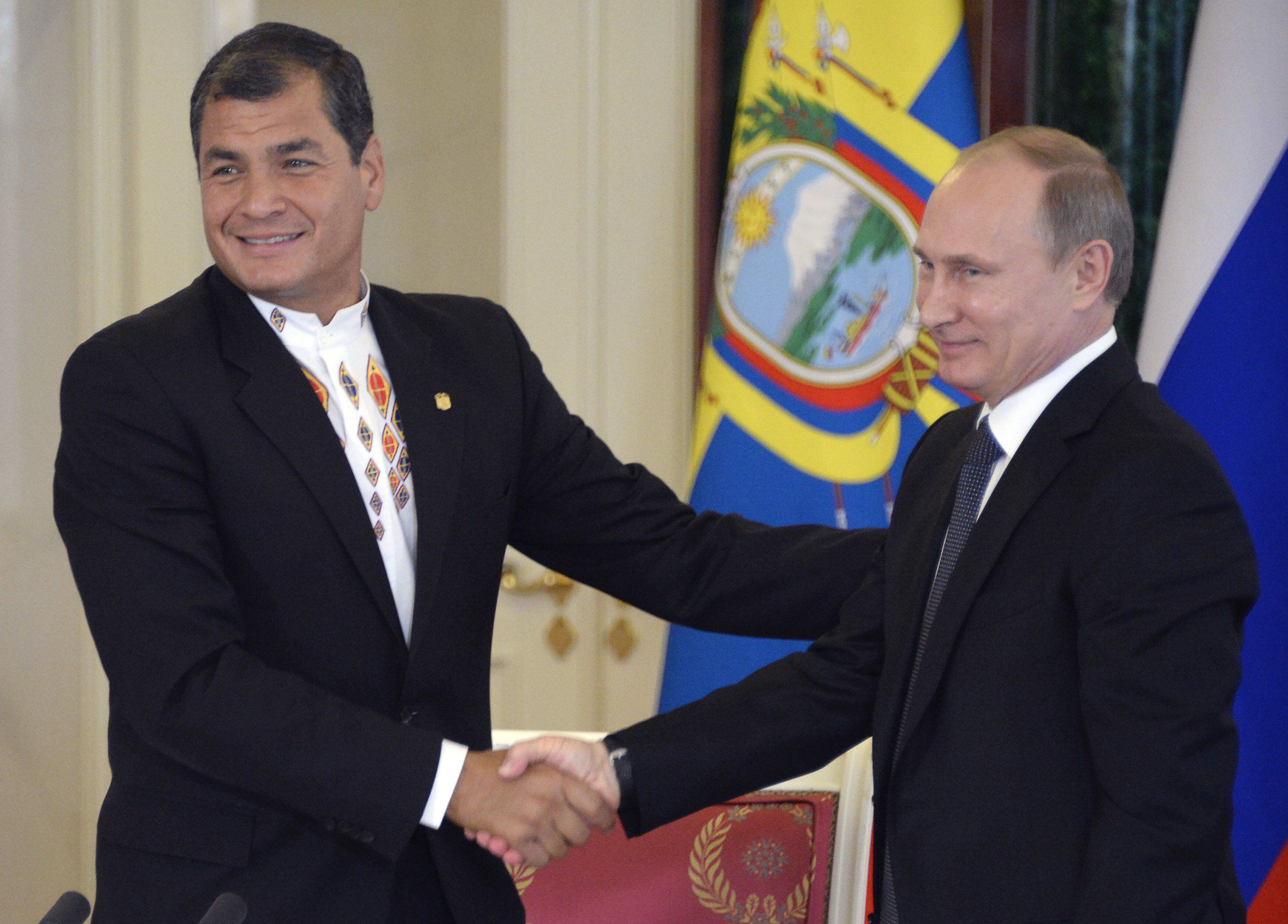 El presidente de Rusia, Vladimir Putin (d) en octubre de 2013, con el entonces presidente ecuatoriano Rafael Correa, durante su conferencia de prensa conjunta en el Kremlin de Moscú.