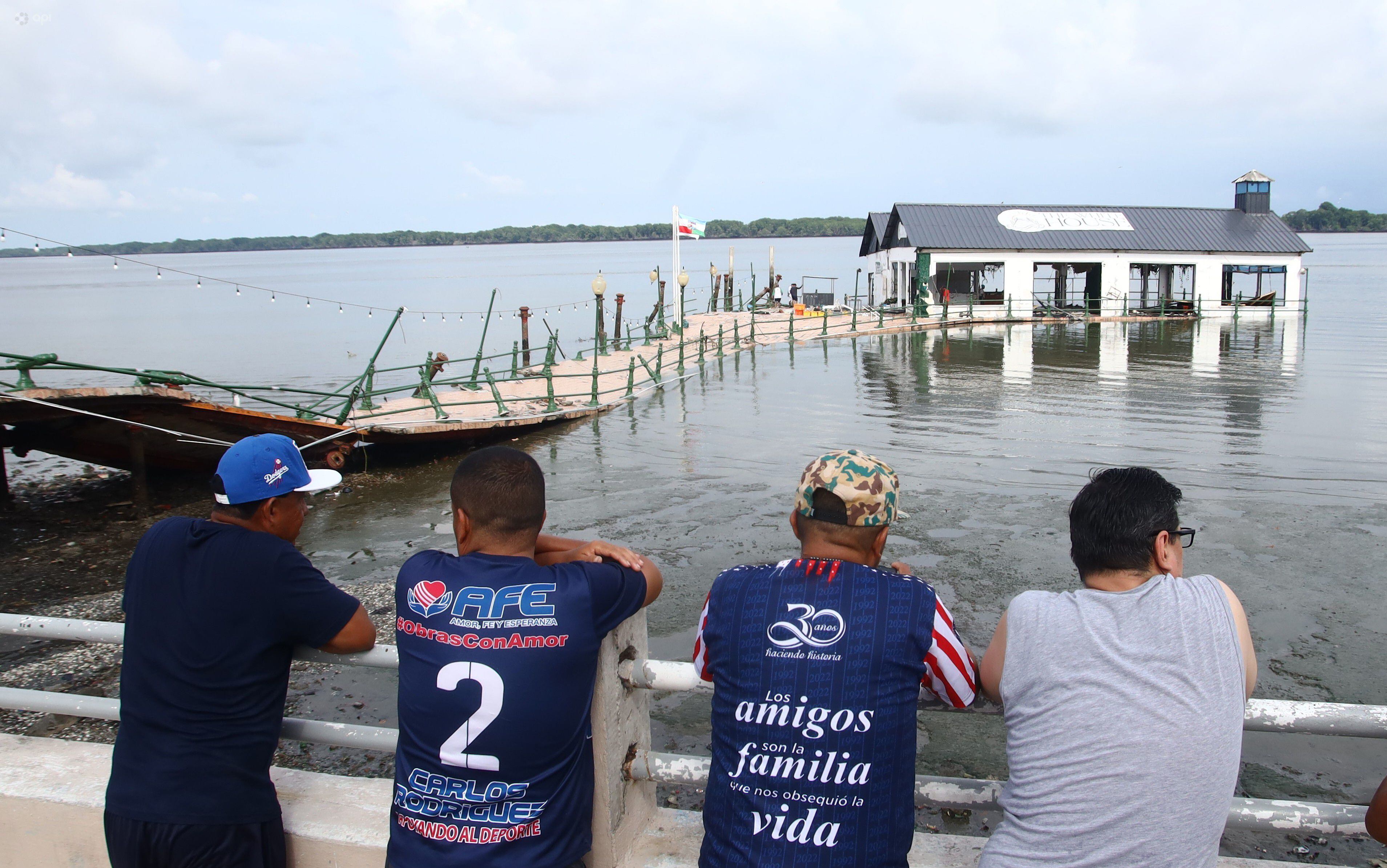 ‘El sismo abrió el suelo, empezó a romperse todo, la gente comenzó a caerse al agua’: los trágicos segundos del colapso del muelle de Puerto Bolívar, donde operaba restobar