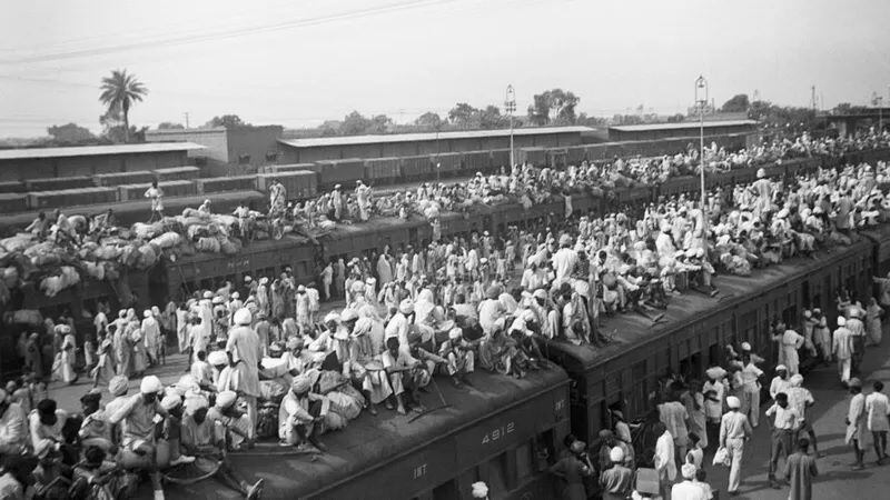 Los trenes en la segunda mitad de 1947 se abarrotaron de refugiados hindúes y musulmanes en busca de una nueva vida en el lado de la frontera que correspondía a su religión. GETTY IMAGES