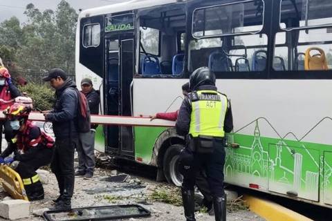 De 152 siniestros de taxis, furgonetas escolares y buses, en 100 casos estos no pasaron la revisión técnica vehicular en Quito