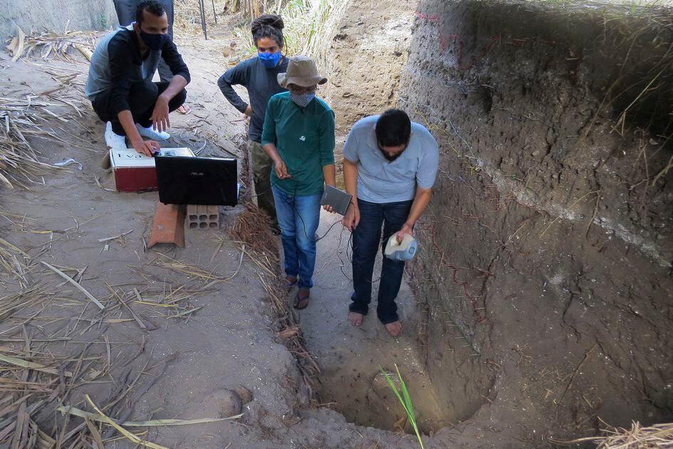 Arqueólogos escanean en 3D un esqueleto encontrado en la ciudad de San Luis, en agosto de 2020. 