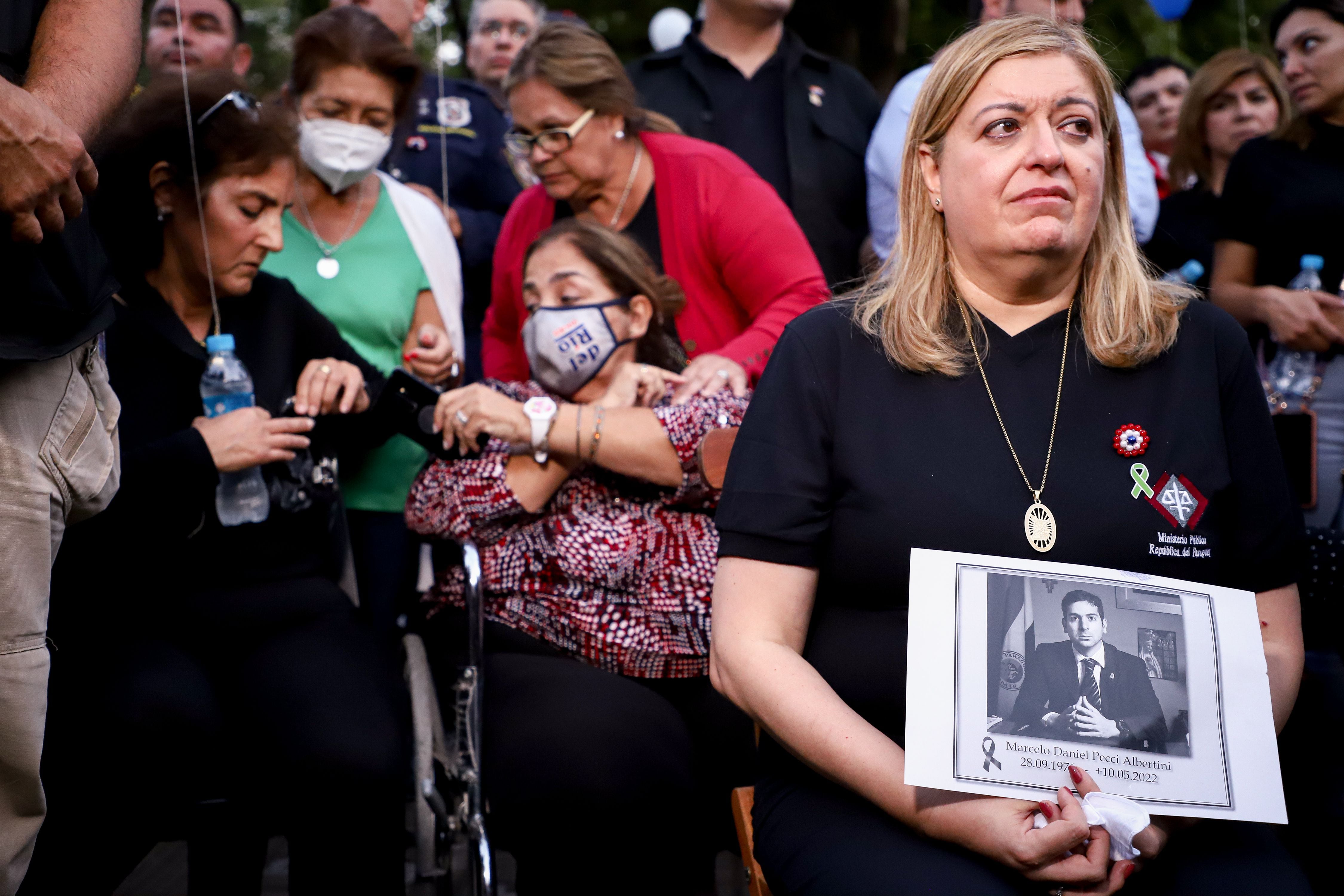 ¡Sandra Quiñónez (d), fiscal general del Estado, muestra una fotografía del fiscal antimafia Marcelo Pecci, asesinado en Colombia, frente a su madre, Maricel Albertini (c), que participa en el homenaje, en Asunción (Paraguay). EFE/ Nathalia Aguilar 