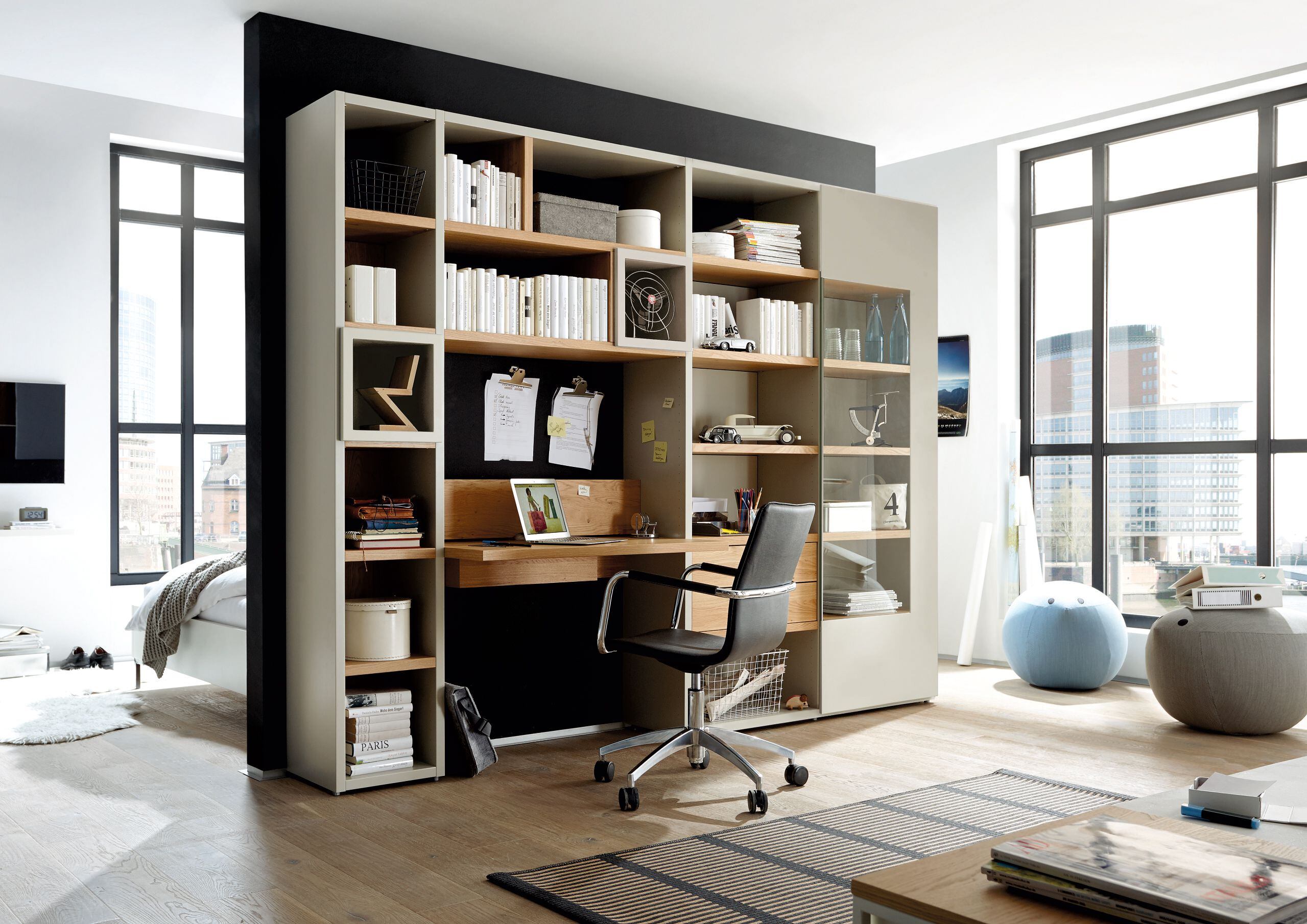 Una estantería con escritorio integrado es una opción para homeoffice que ahorra espacio en un monoambiente. Foto: Hülsta/VDM/DPA.