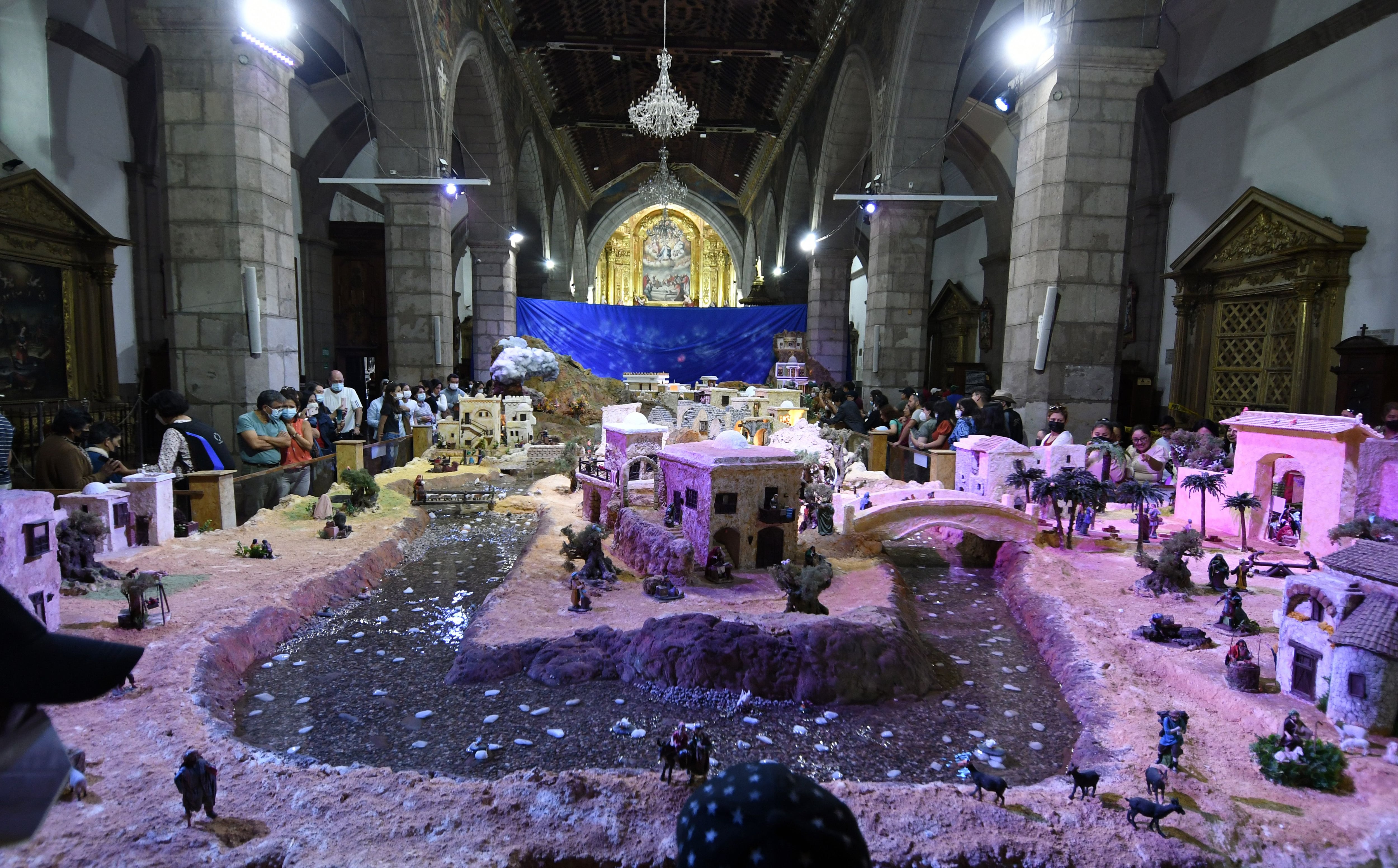 Con más de 1.600 piezas se expone el pesebre más grande de Sudamérica en la Catedral Metropolitana de Quito