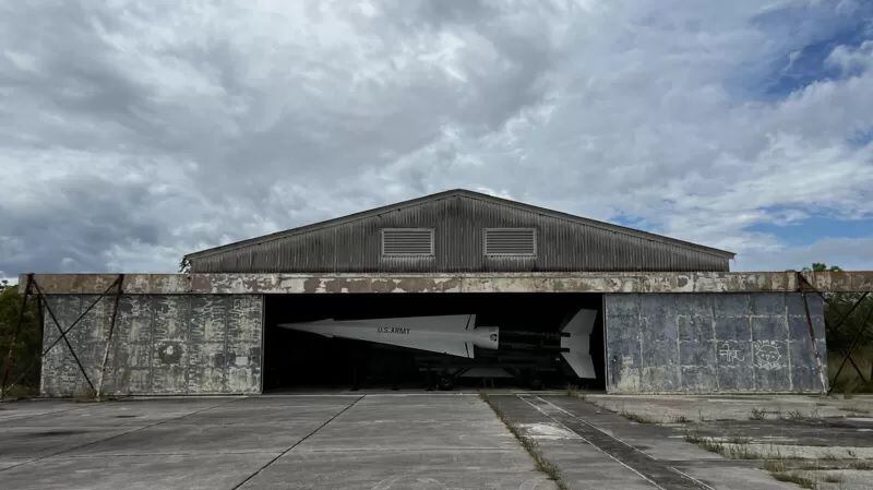 Uno de los hangares alberga hoy un misil HM69 descargado y restaurado, igual a los que se desplegaron aquí hace seis décadas. ATAHUALPA AMERISE, BBC