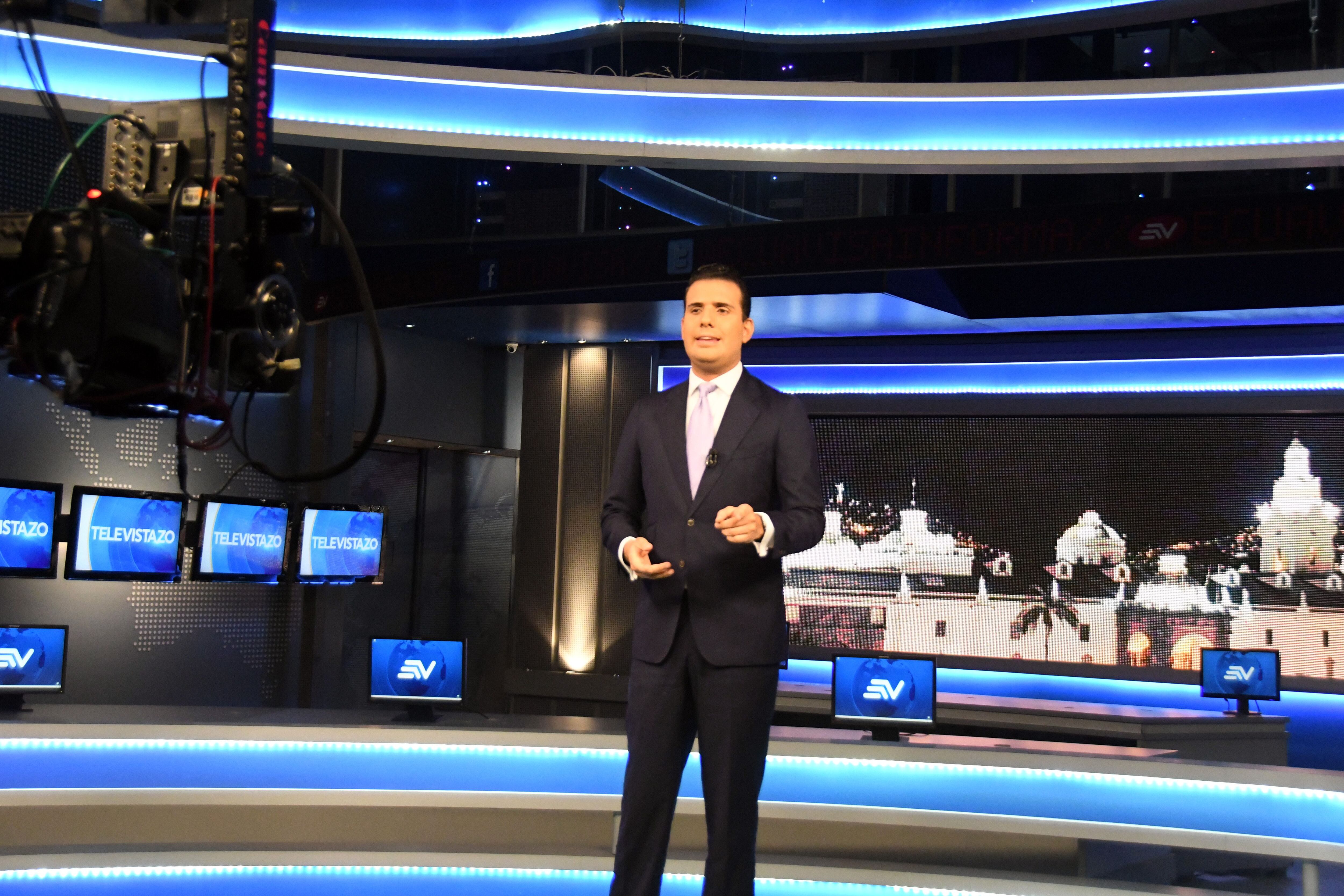 QUITO. Juan Carlos Aizprúa, durante la transmisión de la emisión estelar del noticiario de 'Ecuavisa'. Foto: Carlos Granja Medranda