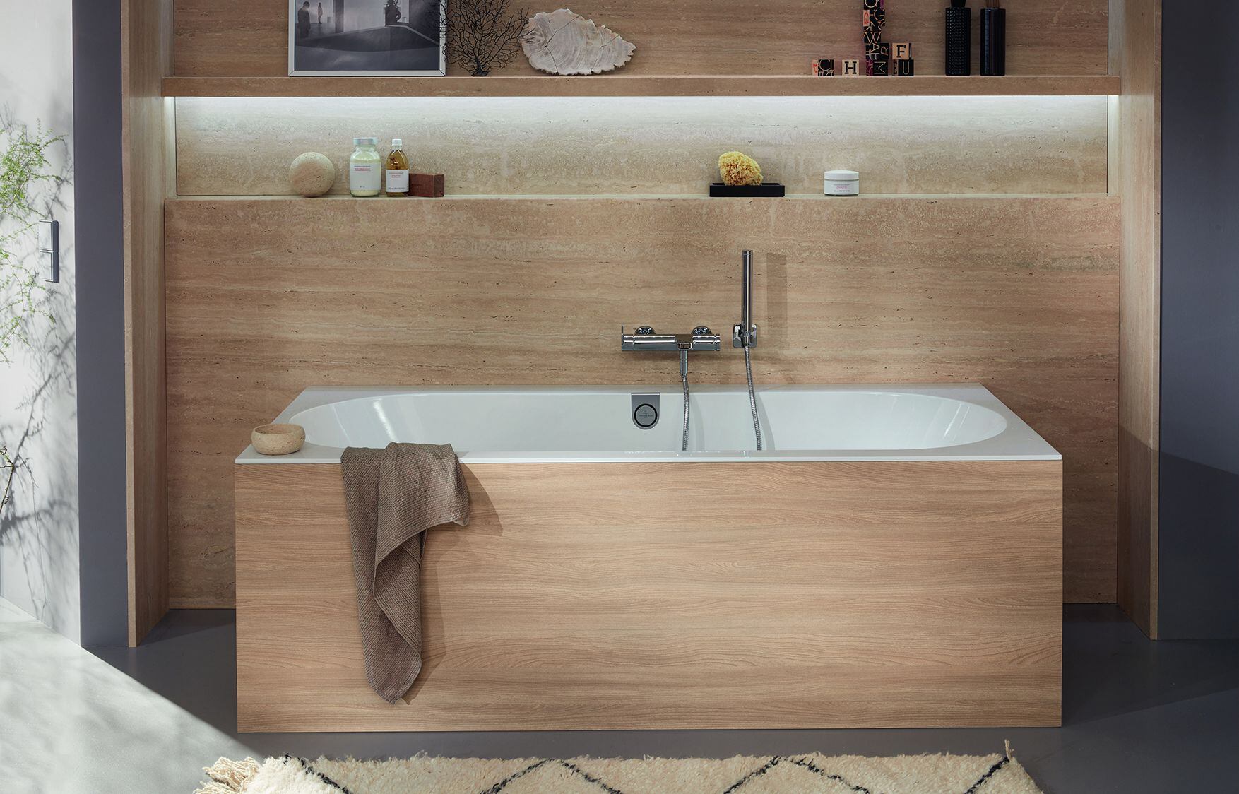 Los materiales naturales, por ejemplo la madera, también agregan color al baño. (Pop up my Bathroom/DPA)