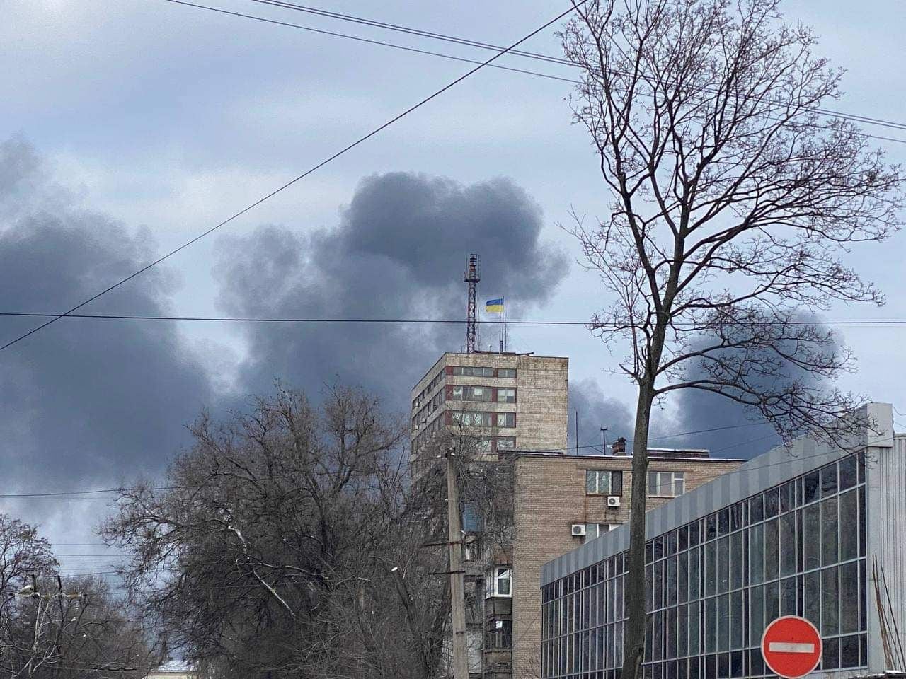 Columnas de humo salen de una zona residencial en la ciudad de Mariúpol, en el sureste de Ucrania, asediada desde hace tres semanas por las tropas rusas, en una imagen tomada el pasado sábado 19 de marzo. EFE/Galyna Balabanova 