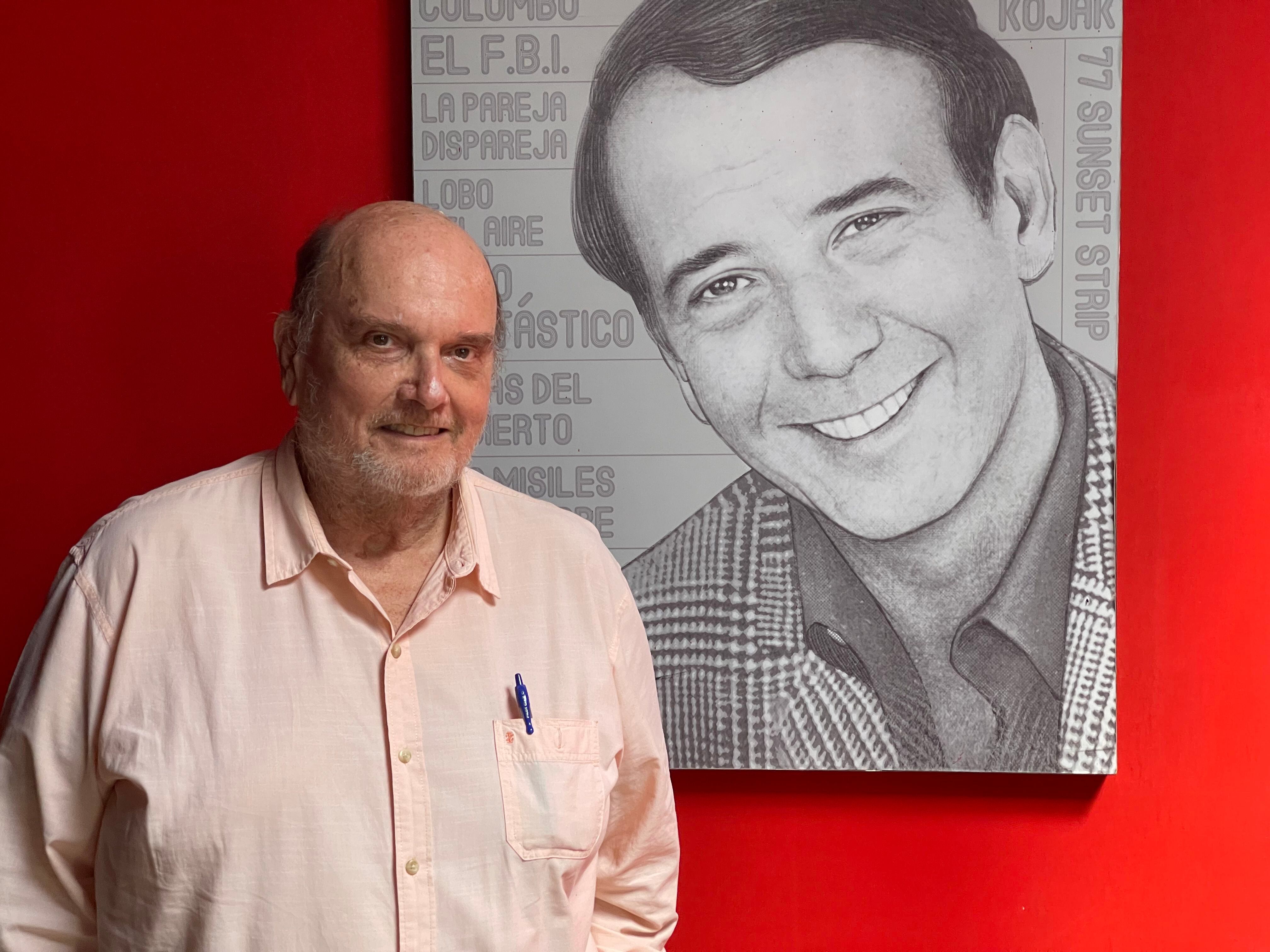 Carlos Ycaza, presidente de la fundación Albert Paulsen, junto a una imagen del aclamado actor ecuatoriano Albert Paulsen.