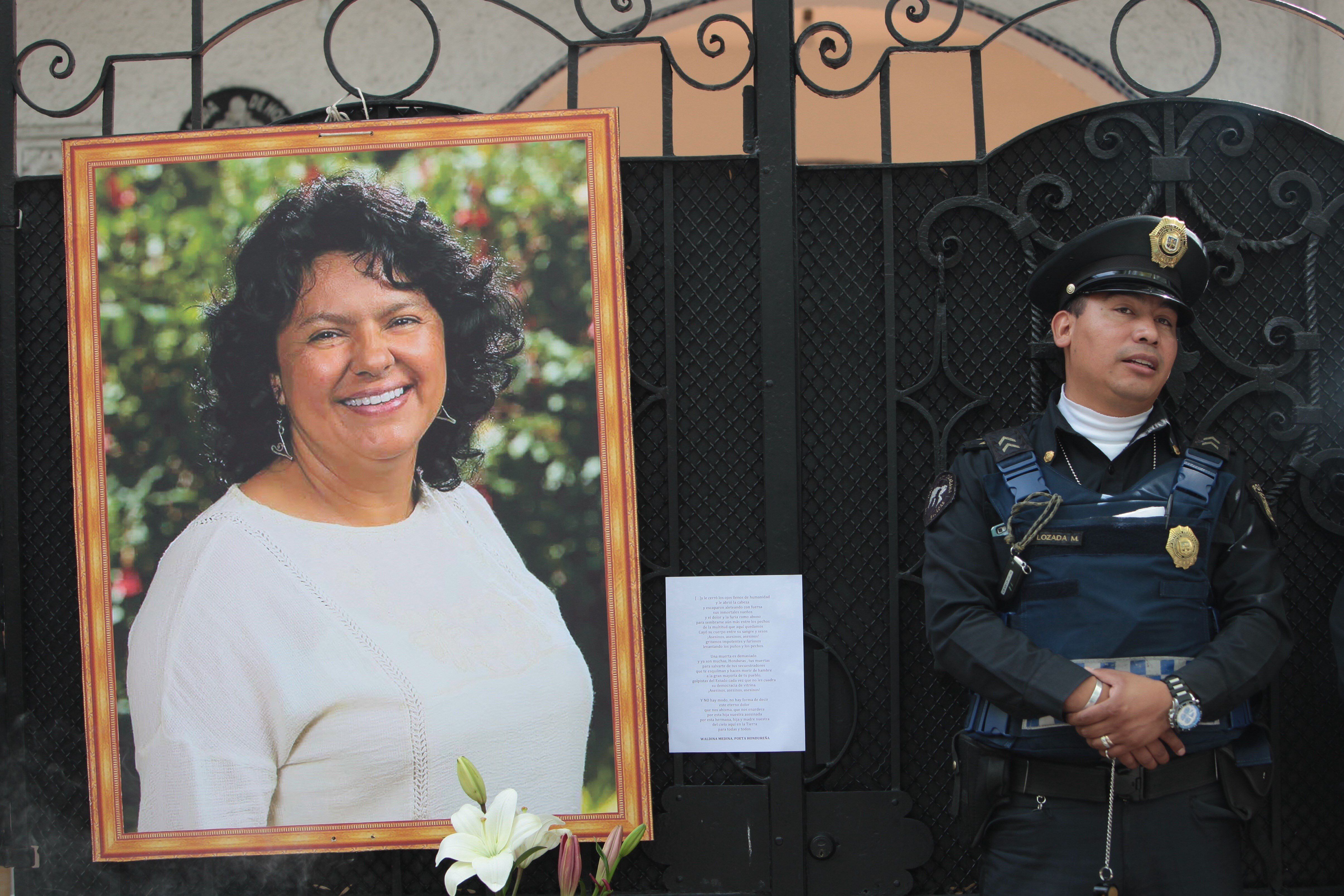 Fotografía de archivo en la que se registró un retrato de la asesinada ambientalista hondureña Berta Cáceres, durante una protesta en la embajada de Honduras en Ciudad de México. EFE/Sáshenka Gutiérrez 