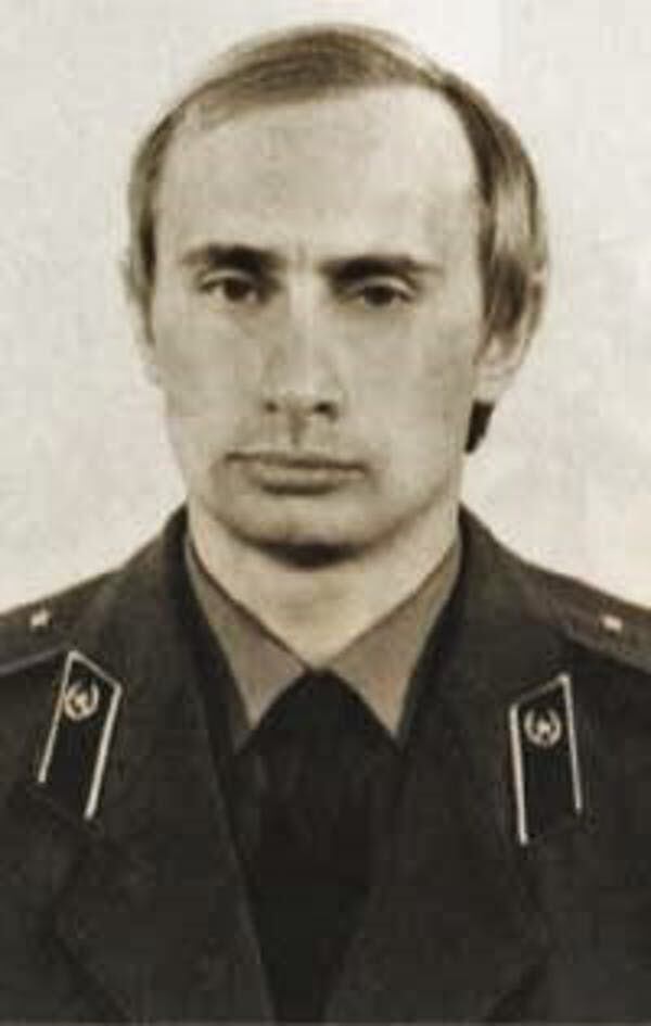 Vladimir Putin con el uniforme del KGB (agencia de inteligencia soviética) en 1980. Wikimedia Commons / President of the Russian Federation, CC BY