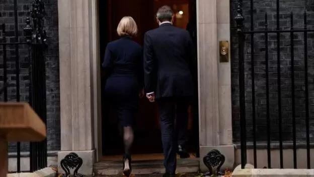 Liz Truss entra a Downing St con su esposo después de renunciar. REUTERS