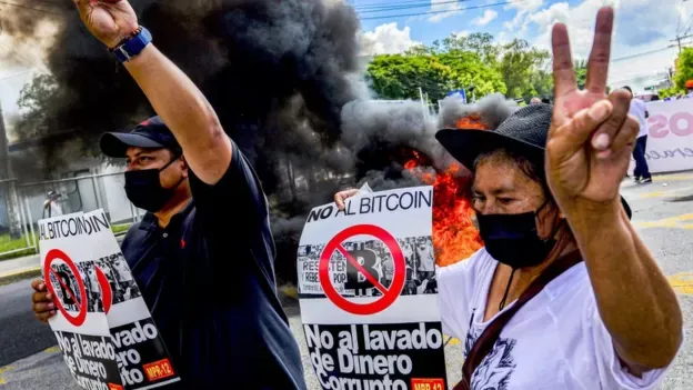 Manifestantes contra el bitcoin en El Salvador se oponen a los planes del gobierno.