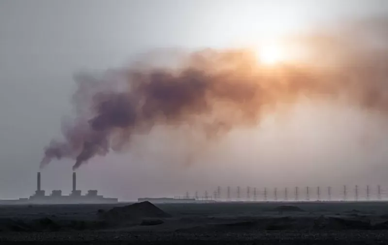 Humo sale de una planta desalinizadora de agua de mar en Arabia Saudita. Getty Images.