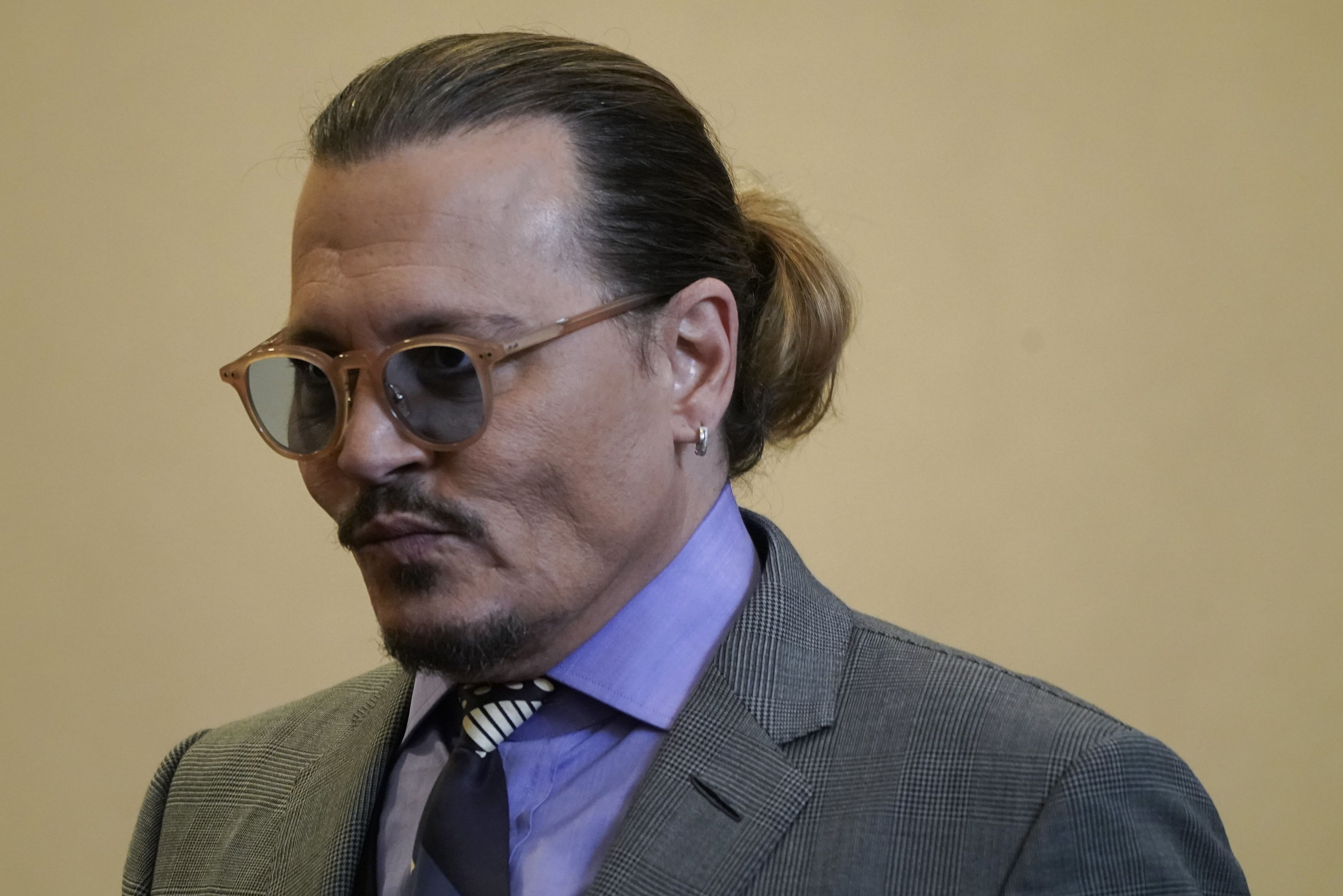  El actor Johnny Depp regresa a la sala del tribunal después de la pausa para el almuerzo durante el caso de difamación Depp v Heard en el Tribunal de Circuito del Condado de Fairfax, en Fairfax, Virginia, Estados Unidos, 04 de mayo de 2022. 