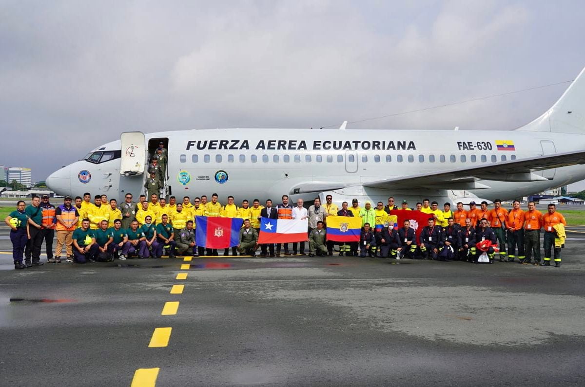 55 bomberos ecuatorianos partieron a Chile para apoyar en el combate de incendios forestales