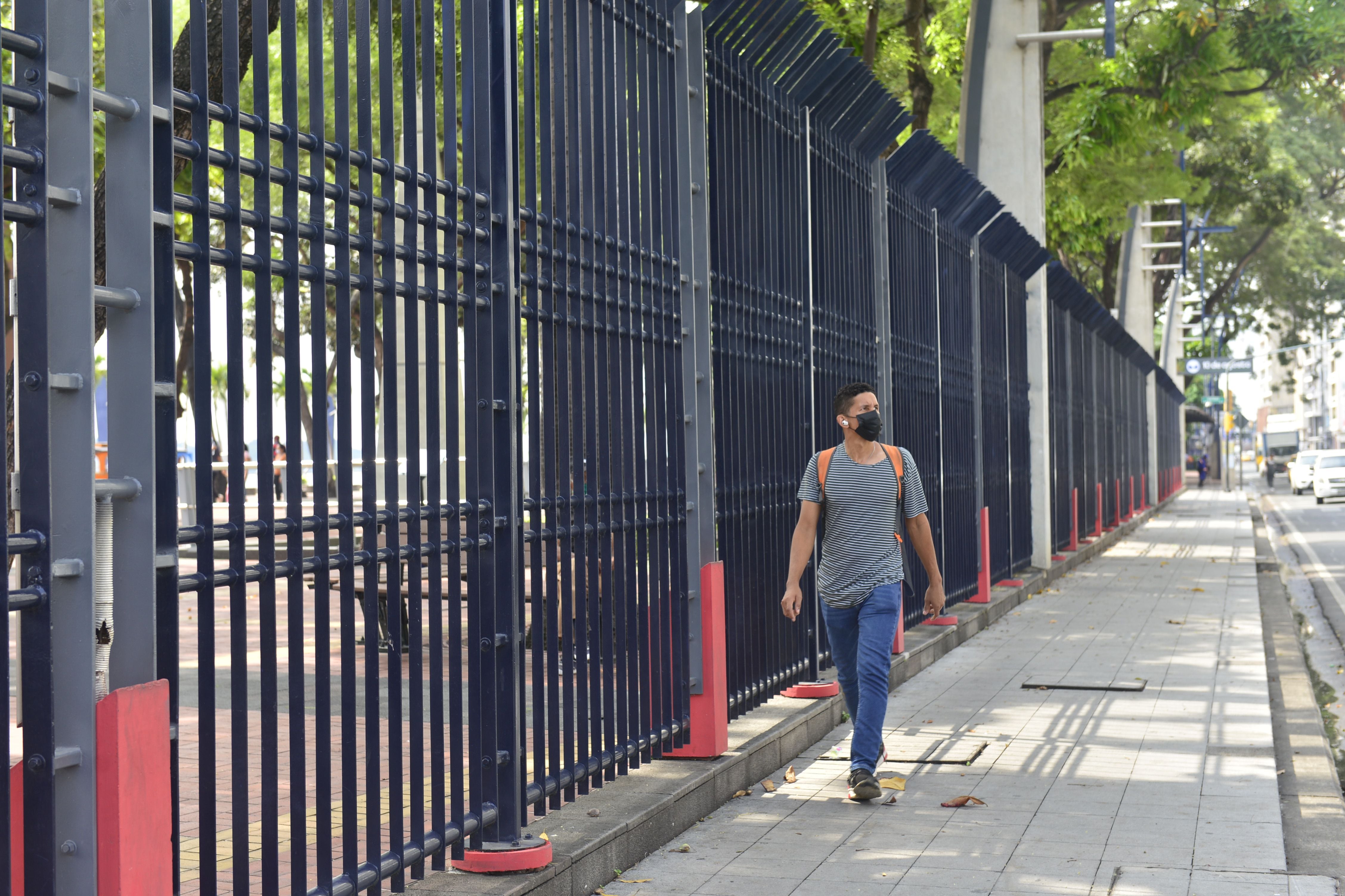 El retiro de las rejas de 2,5 km del Malecón, una propuesta del alcalde electo de Guayaquil que tiene apoyo y reparos entre usuarios