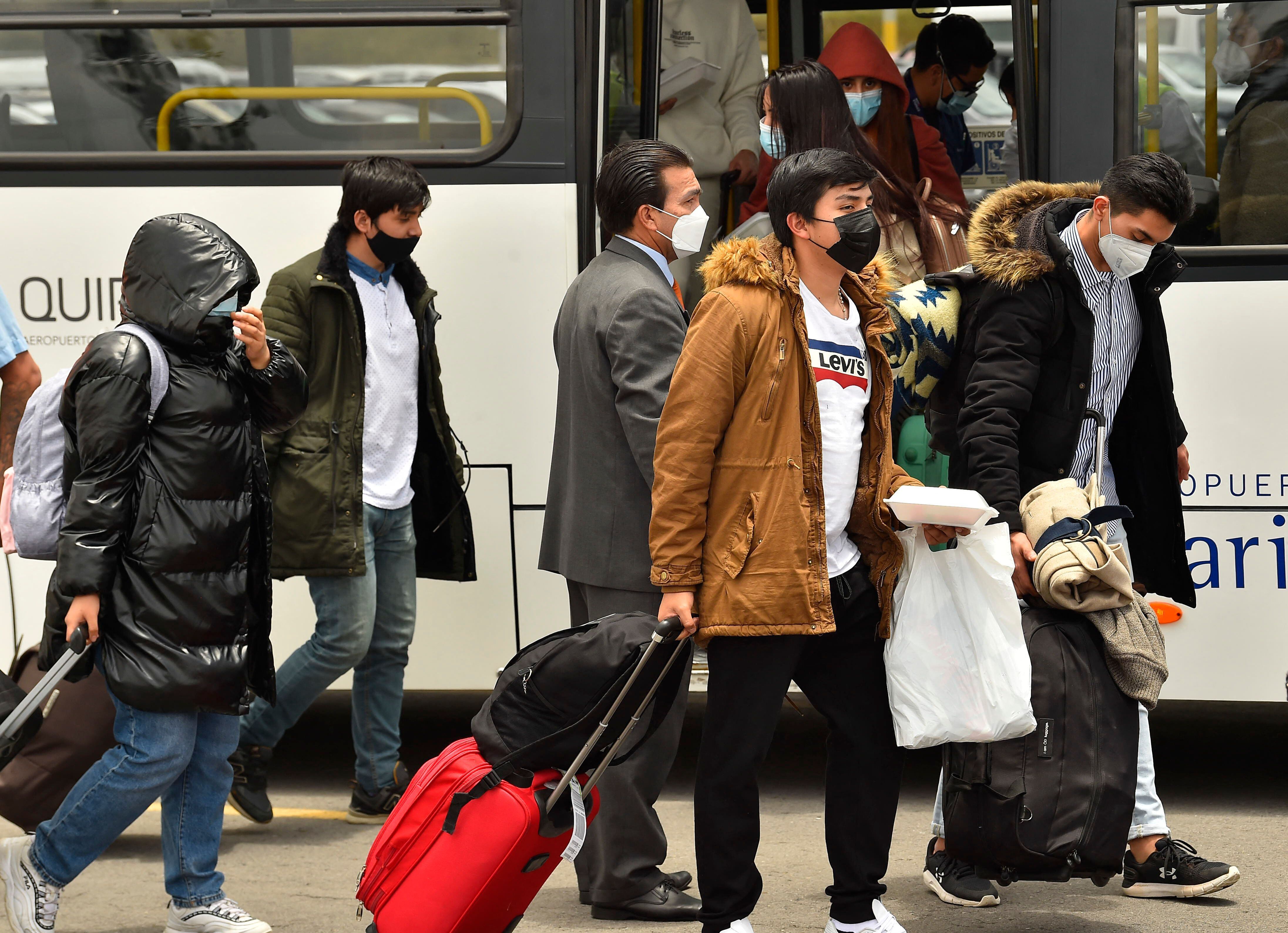 Los ecuatorianos que huyeron de Ucrania son vistos a su llegada al aeropuerto Mariscal Sucre de Quito el 4 de marzo de 2022. (Foto de Rodrigo BUENDIA / AFP)