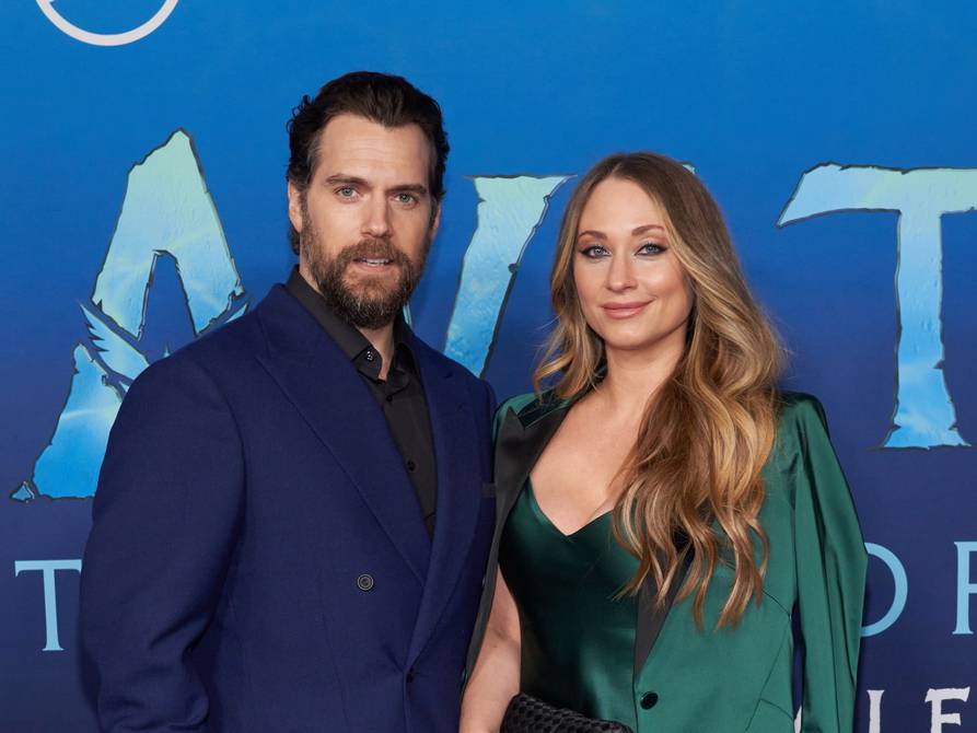 Henry Cavill poses with his girlfriend at the premiere of 'Avatar 2 ...