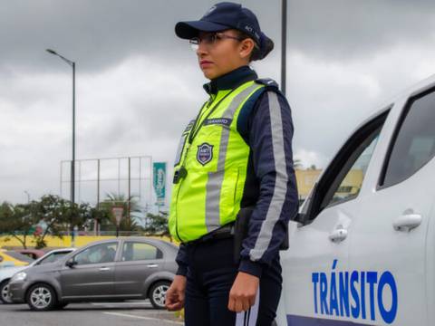 Operativo de tránsito por desfile del Mejía, unidad educativa tradicional de Quito, este martes