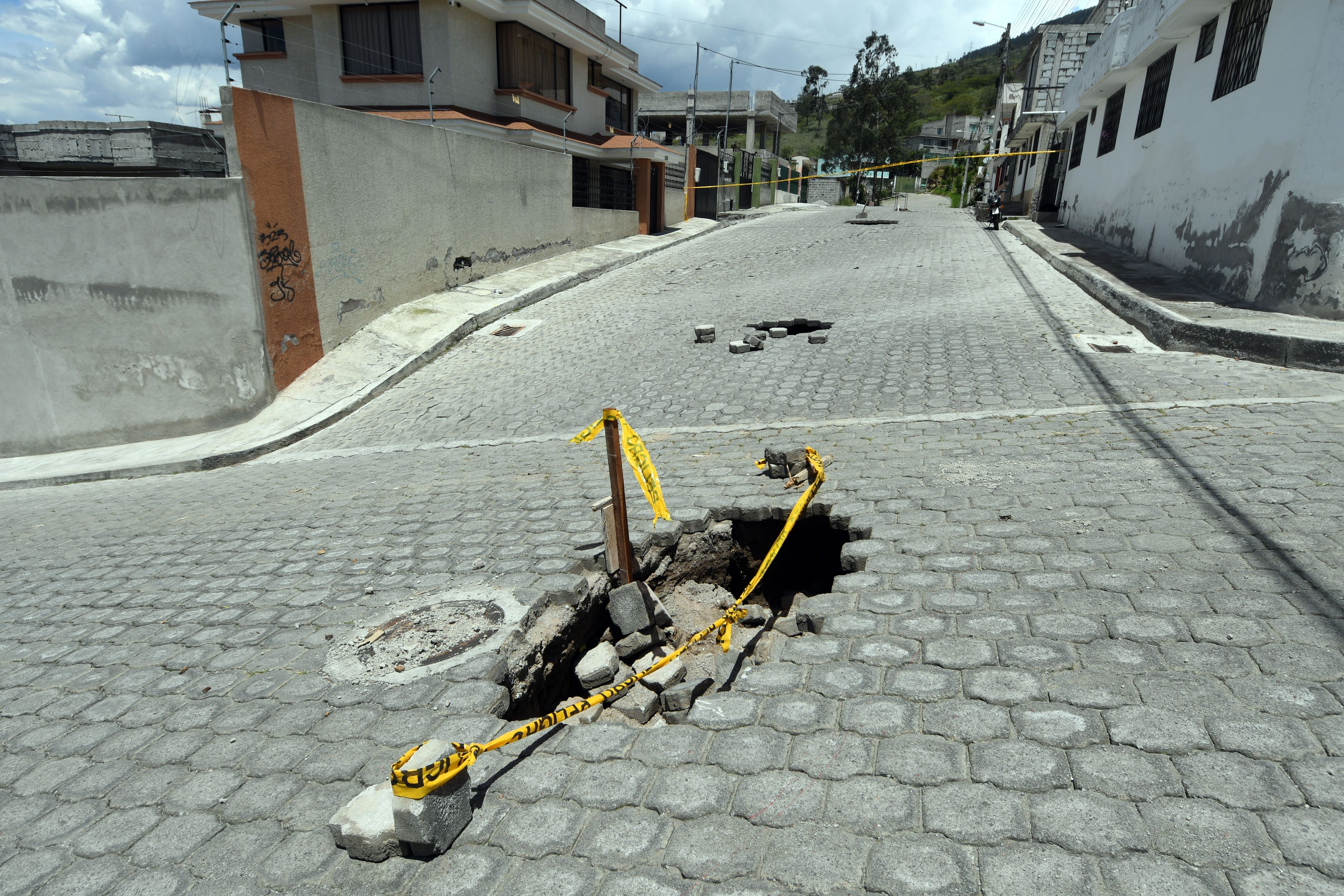 Hundimientos en vías de Pomasqui, en el norte de Quito, mantienen con preocupación a vecinos del sector
