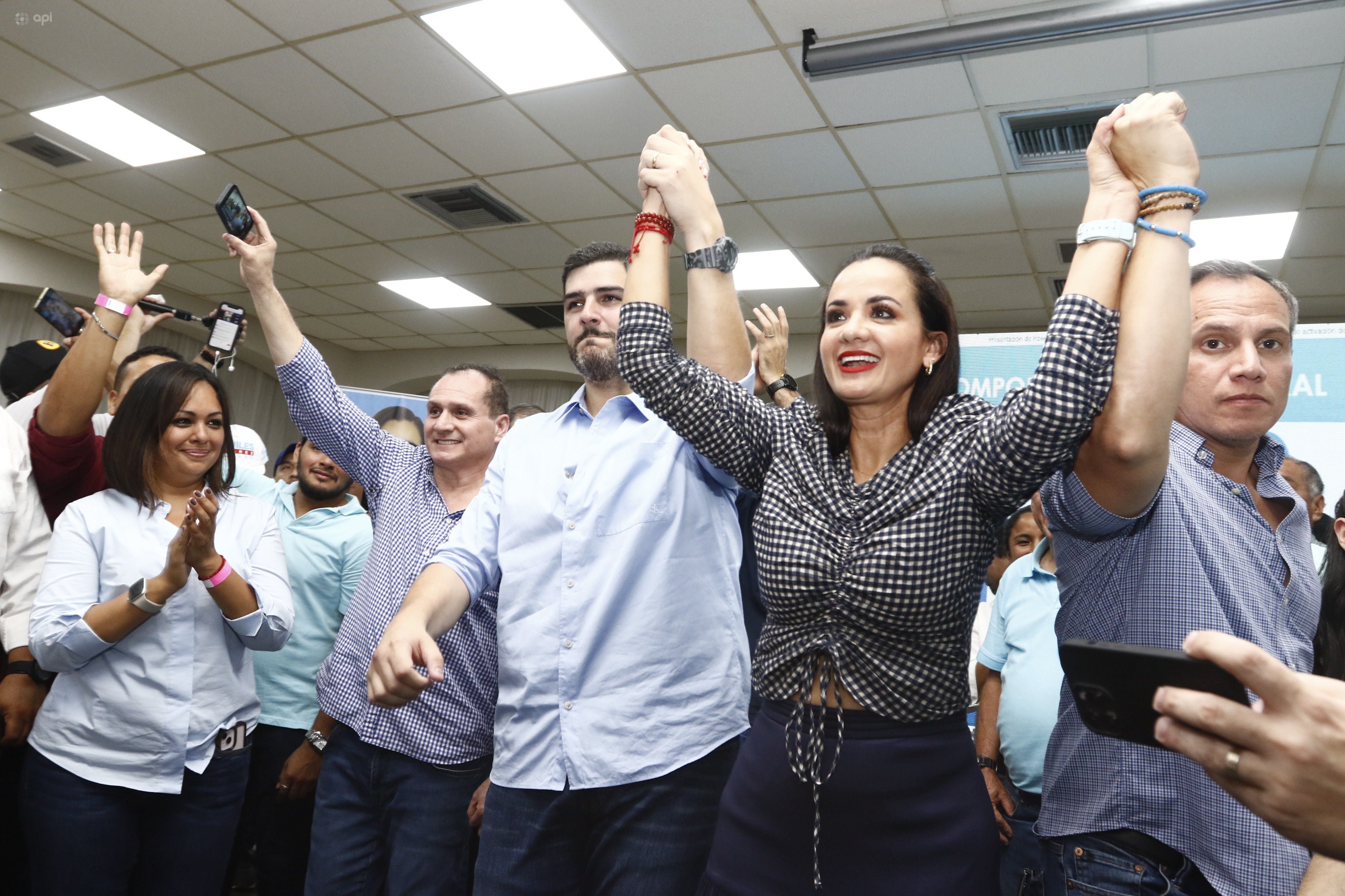 Aquiles Álvarez festeja lo que describe como resultados ‘irreversibles’ en la Alcaldía de Guayaquil y agradece a Rafael Correa por invitarlo a ser candidato