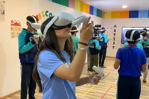 El innovador e impactante modelo de enseñanza de un colegio de Quito incluye el Metaverso, uso de iPad, clase de felicidad y hasta cómo tender una cama 