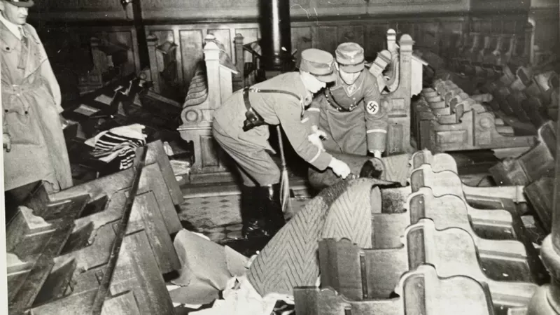 Oficiales nazis vertiendo gasolina en los bancos de una sinagoga. ARCHIVO YAD VASHEM