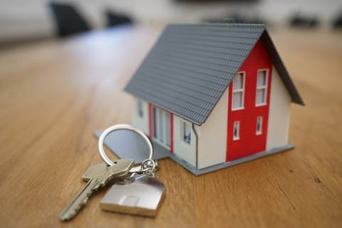 Cuotas por salvar hipotecarios de coactiva llegaban hasta $ 5.000 por plazo establecido, ahora Biess dará hasta 30 años para refinanciarlos