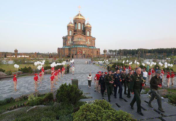 Soldados reunidos en un acto celebrado frente a la catedral para conmemorar el 80º aniversario de la invasión alemana de la Unión Soviética en la Segunda Guerra Mundial. Gavriil Grigorov \ TASS via Getty Images