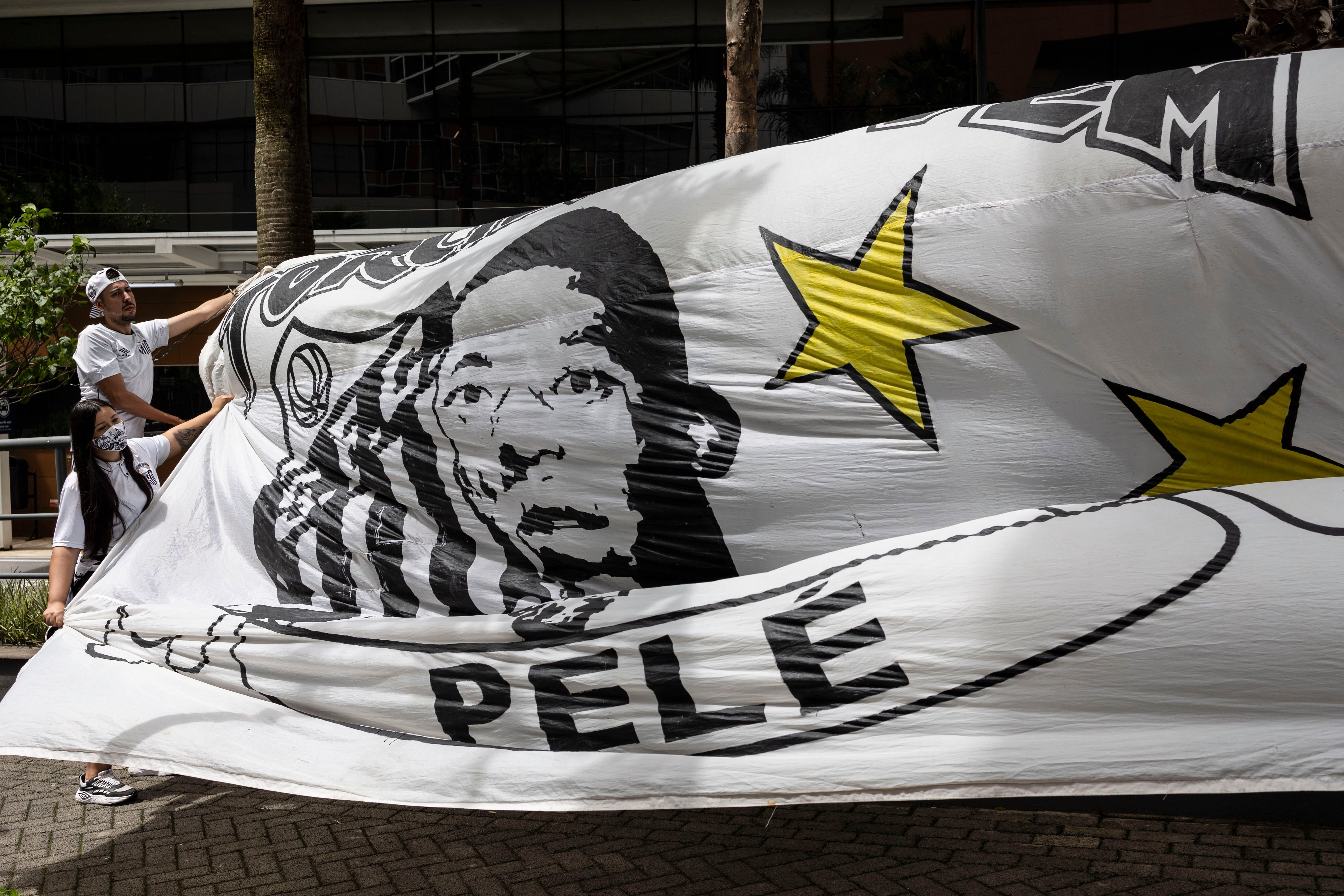Vigilia en hospital por salud de Pelé