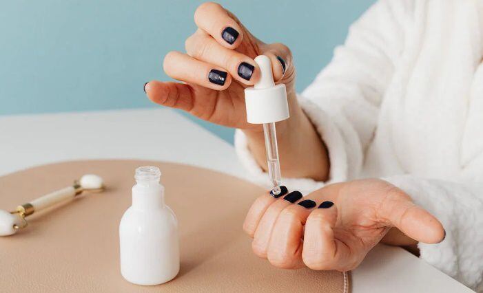 El constante uso de esmaltes puede manchar las uñas. Foto: Pexels
