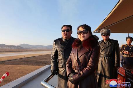 Kim Jong Un y su hija Ju Ae observan un festival aéreo durante una visita al Regimiento de Vuelo de la 1.ª División de la Fuerza Aérea del Ejército Popular de Corea para conmemorar el Día del Aire.