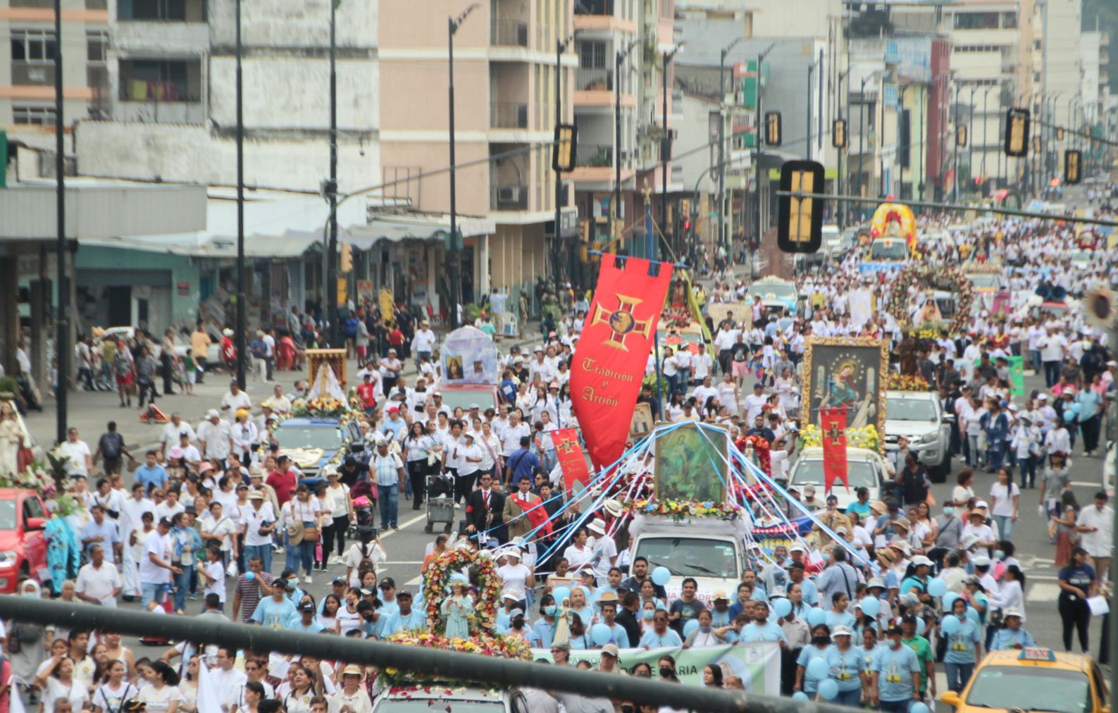 Con un llamado a la paz y reconciliación, cientos de fieles coparon con devoción calles del centro de Guayaquil