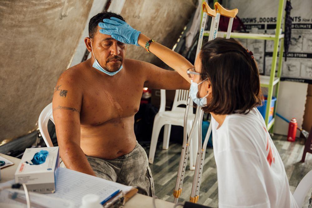 Julio, un migrante venezolano que cruzó el Darién sin una pierna y viajó solo desde Venezuela, es atendido por Médicos Sin Fronteras.