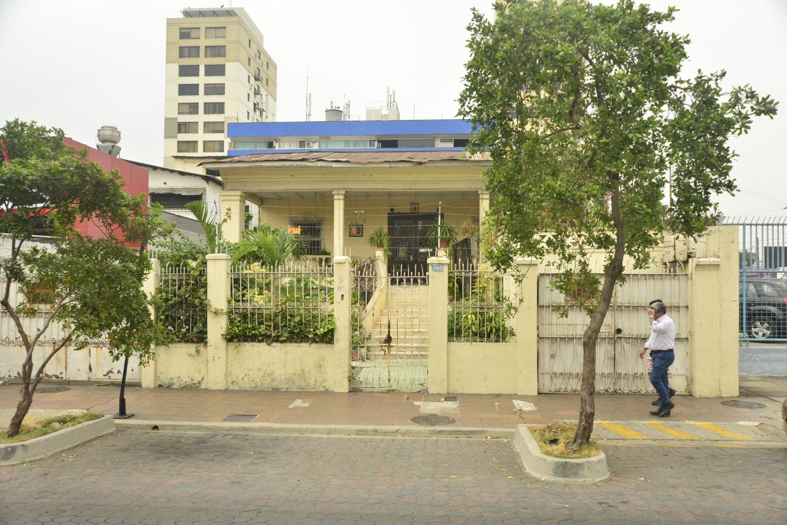 Uno de los dos chalets que tiene Guayaquil está en el barrio del Salado. Perteneció al doctor Carlos Puig Vilasar, aquí vivió la periodista Chichí Puig de Lange (9 de Octubre y Tulcán).