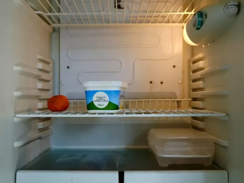 El día que la BBC visitó a Turner, su refrigerador contenía algunas verduras en los cajones inferiores, una tarrina de margarina y una mandarina. LAURENCE CAWLEY/BBC