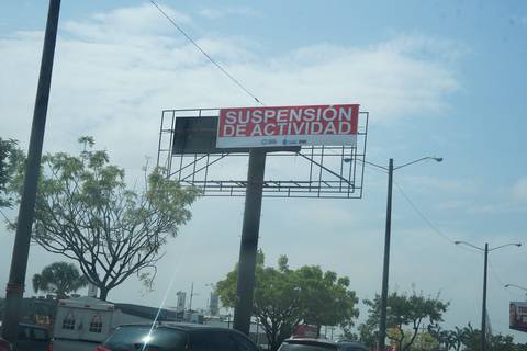 ¿Por qué hay vallas publicitarias en Guayaquil con el sello de ‘suspensión de actividades’?