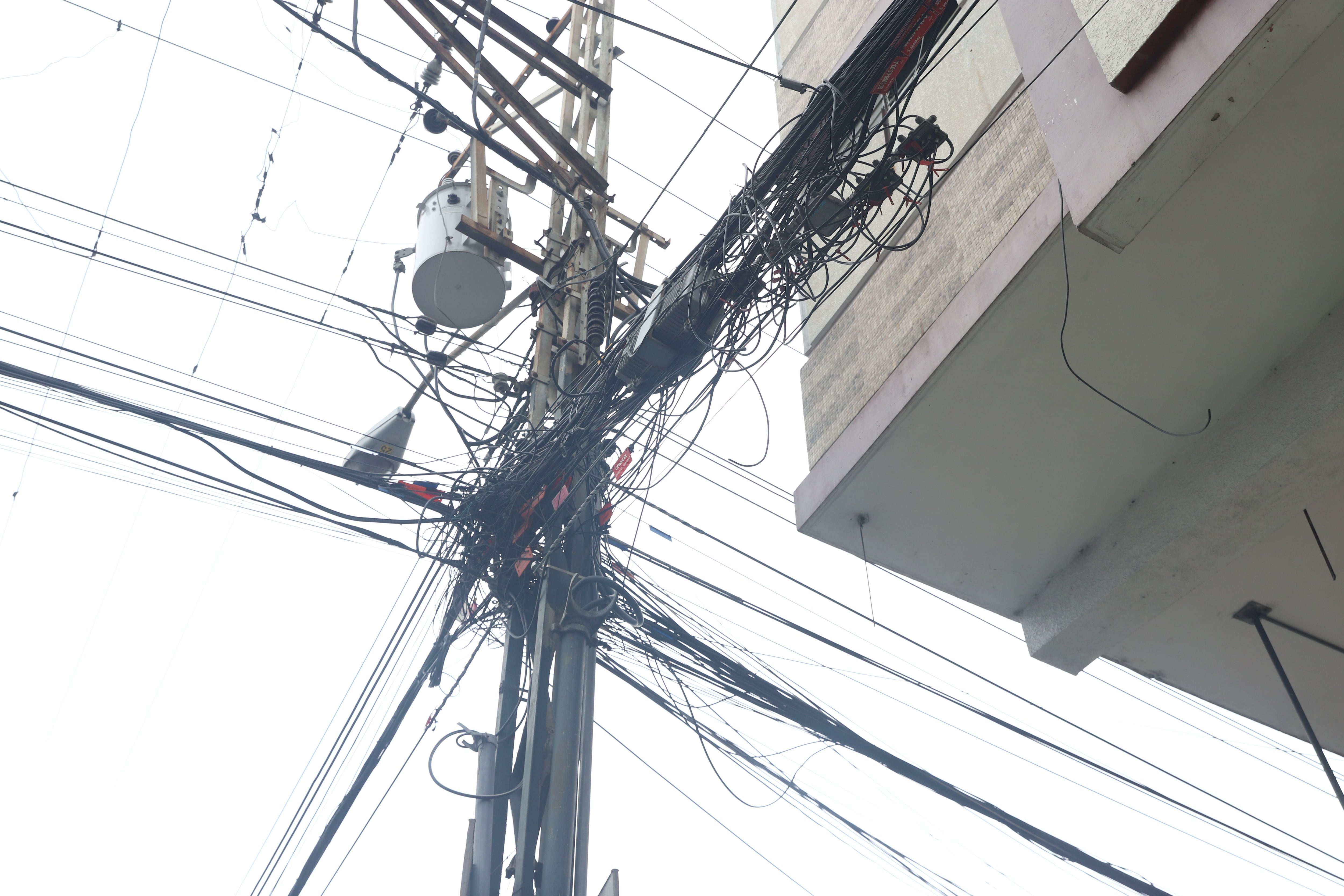 11.200 metros de cables en desuso o ‘tallarines’ se retiraron de diferentes zonas de Guayaquil como parte del reordenamiento de la ciudad