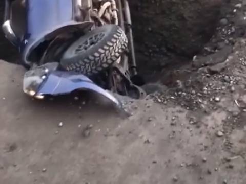 Vehículo con turistas cayó en socavón en la carretera E-20 Esmeraldas-Quinindé