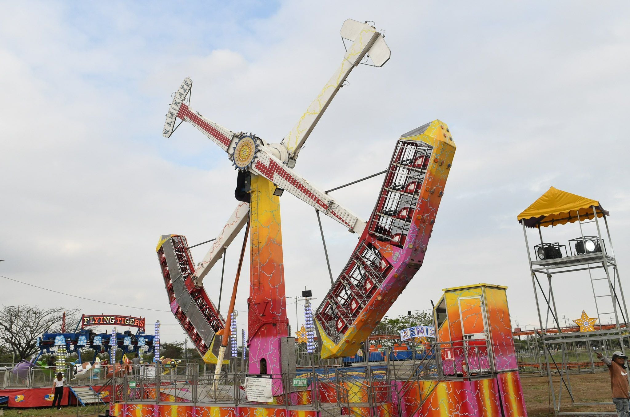 Personas quedaron atrapadas en juegos mecánicos al irse la luz en Parque Samanes, en Guayaquil