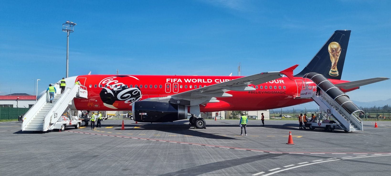 Avión con trofeo original de la Copa del Mundo aterrizó en Quito