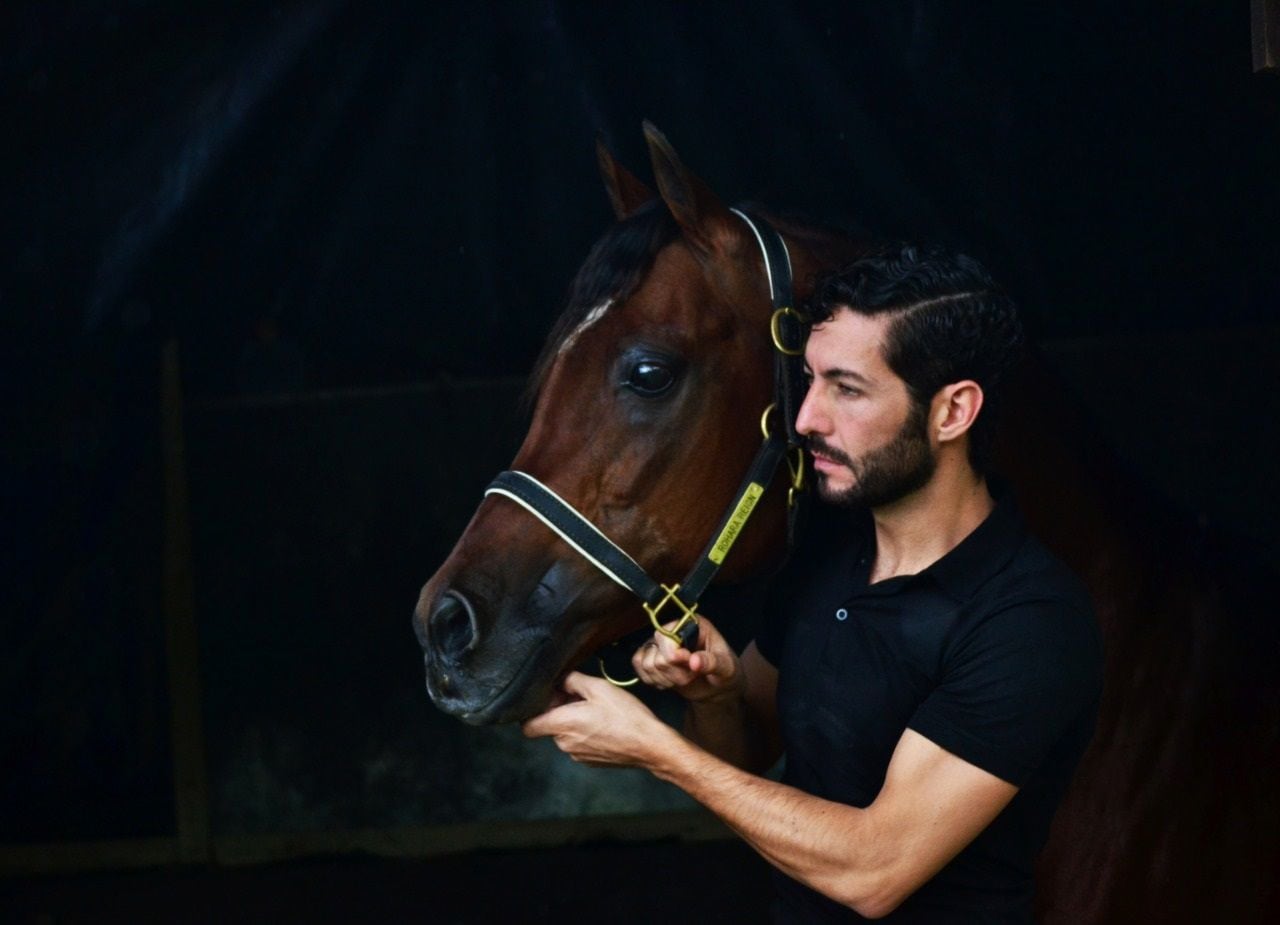 Hace 24 años, Gustavo Moscoso cuida a  Rohara Reign, el caballo que considera su hijo.