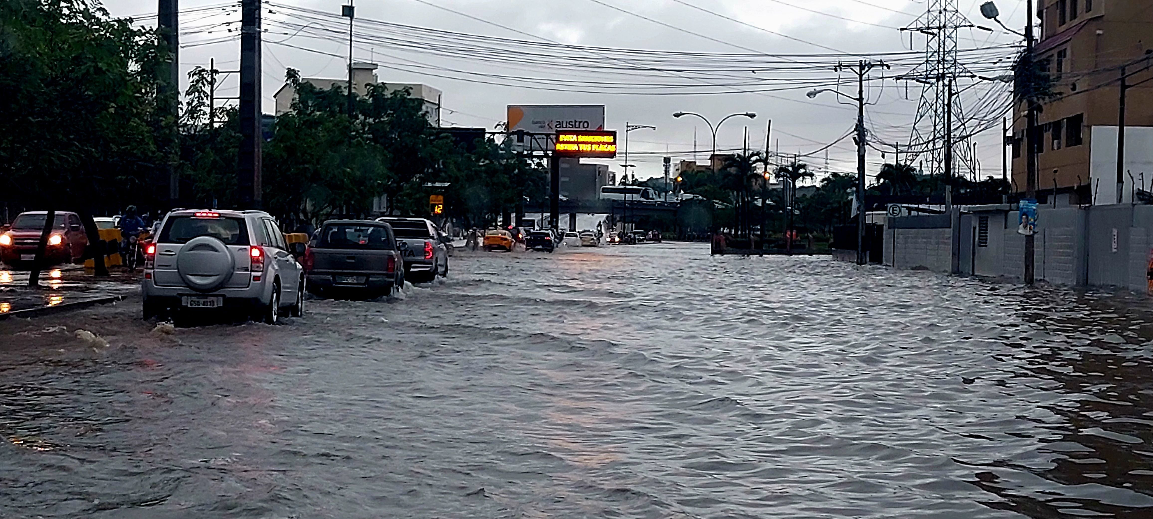 El tránsito en Guayaquil se caotiza en zonas anegadas y personas que iban a laborar no encuentran buses por suspensión de servicio