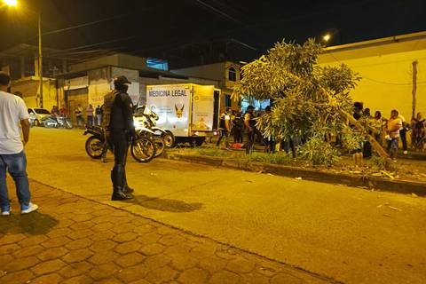 Dos hombres fueron interceptados y atacados a bala mientras se movilizaban en moto en barrio de Quevedo